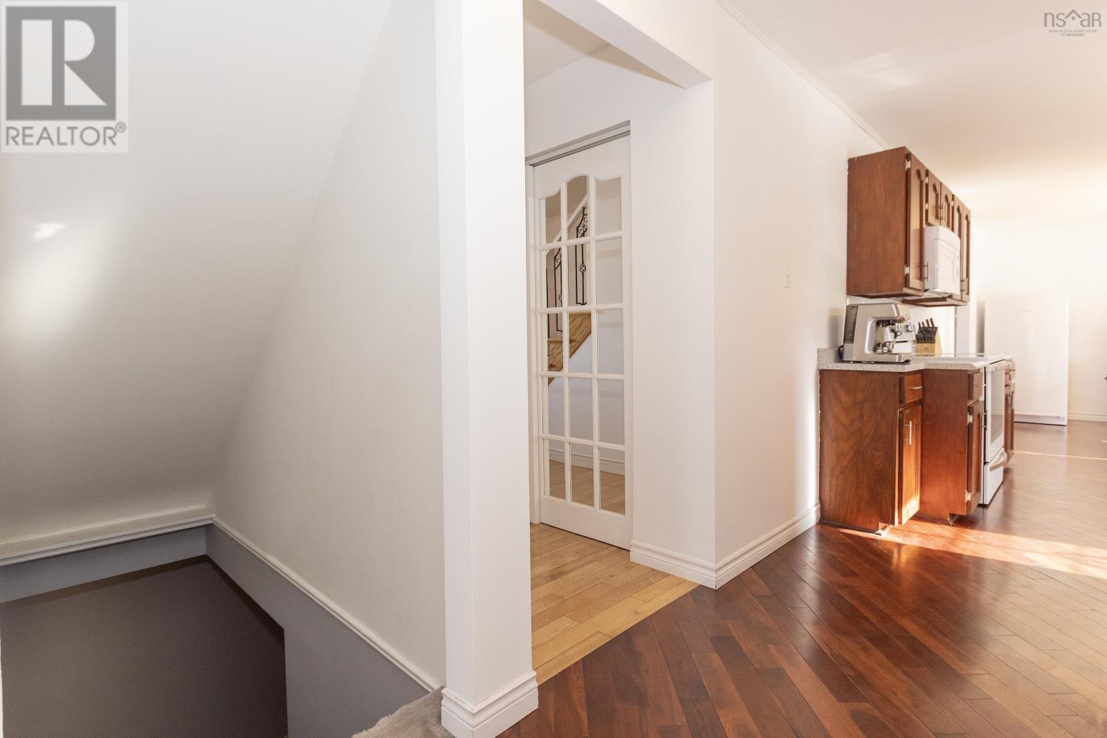 Property 11 of 46 of 193a Victoria Street E