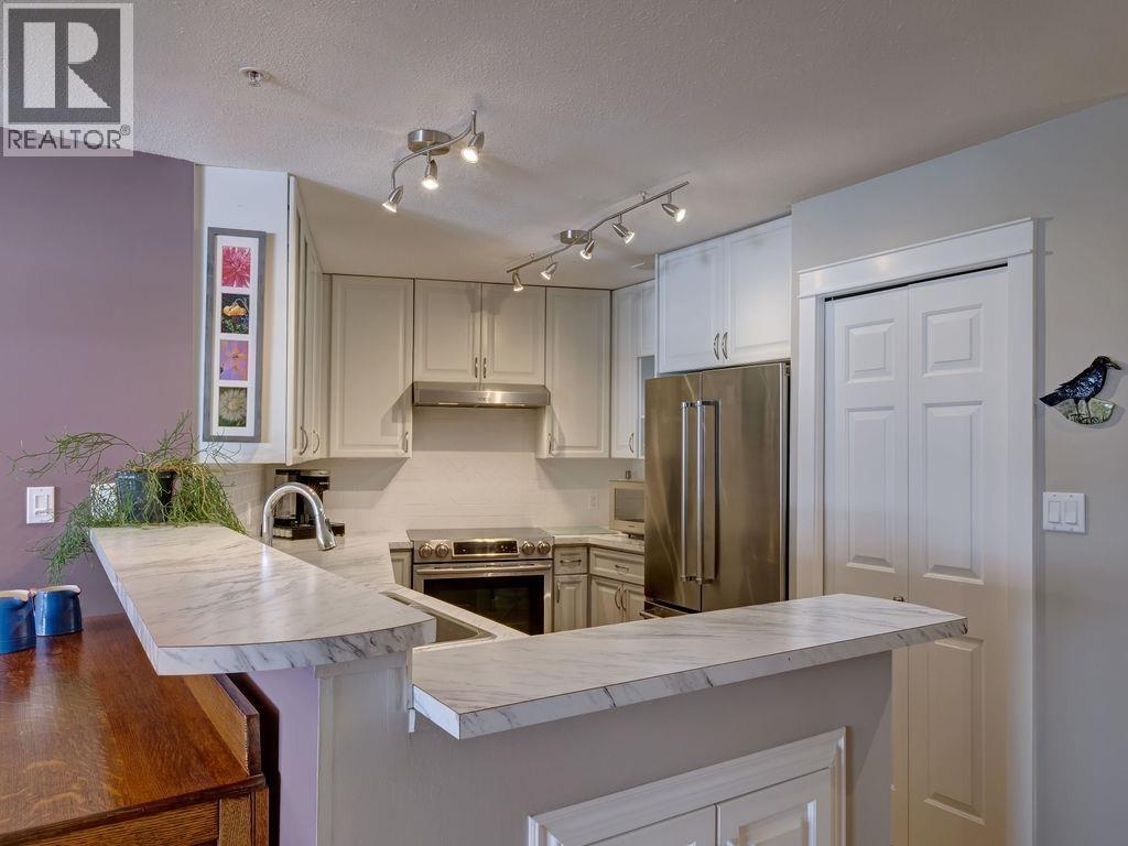 103 5470 INLET AVENUE, Sechelt