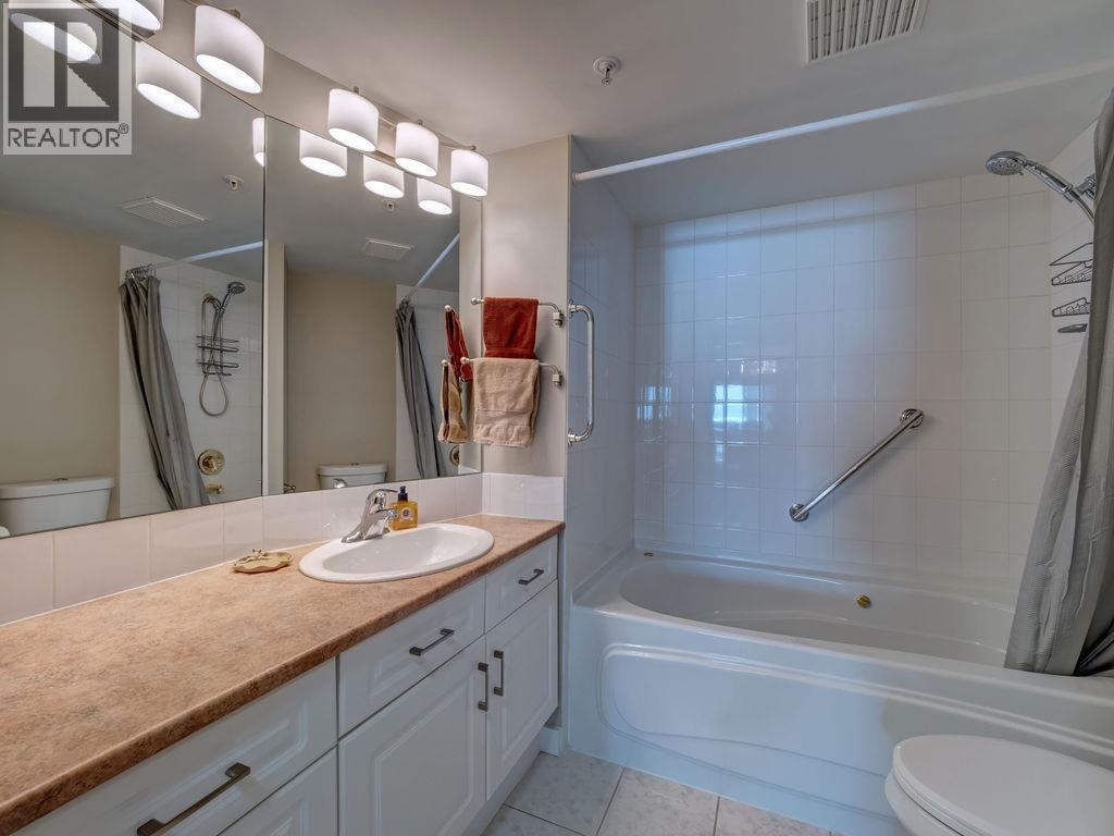 103 5470 INLET AVENUE, Sechelt