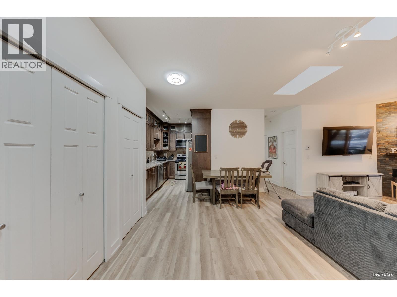 404 1988 SUFFOLK AVENUE, Port Coquitlam