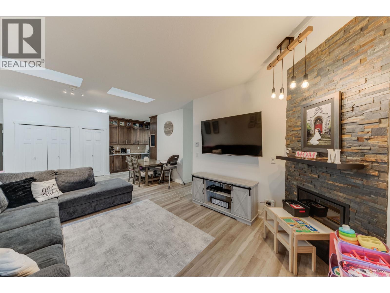 404 1988 SUFFOLK AVENUE, Port Coquitlam