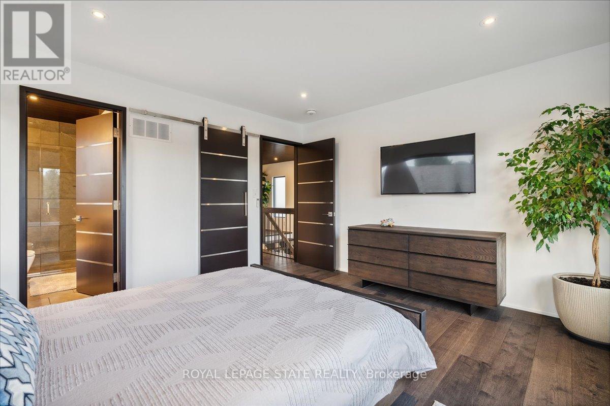 137 NEW LAKESHORE ROAD - 32
