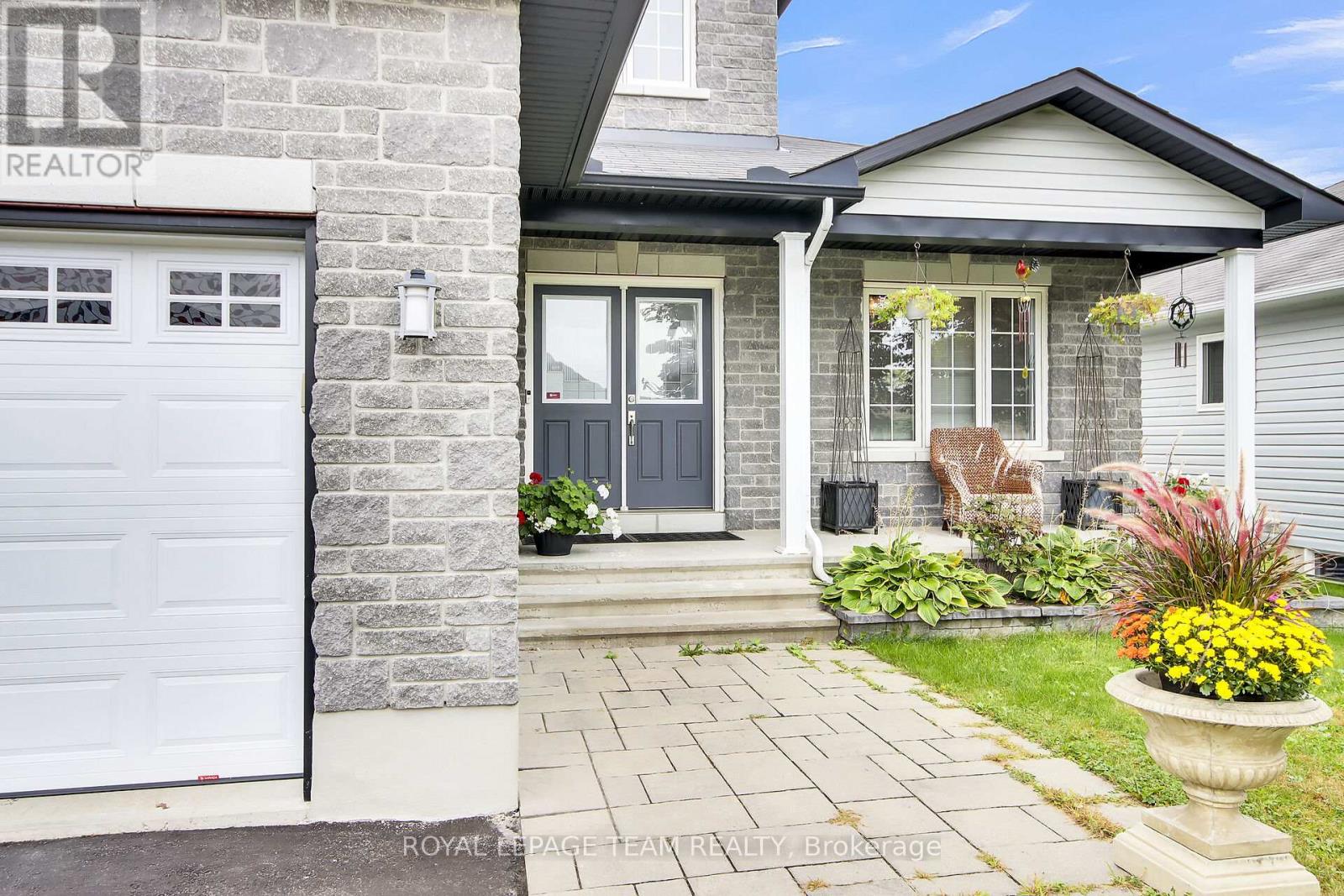 638 ROBERT HILL STREET N - 2