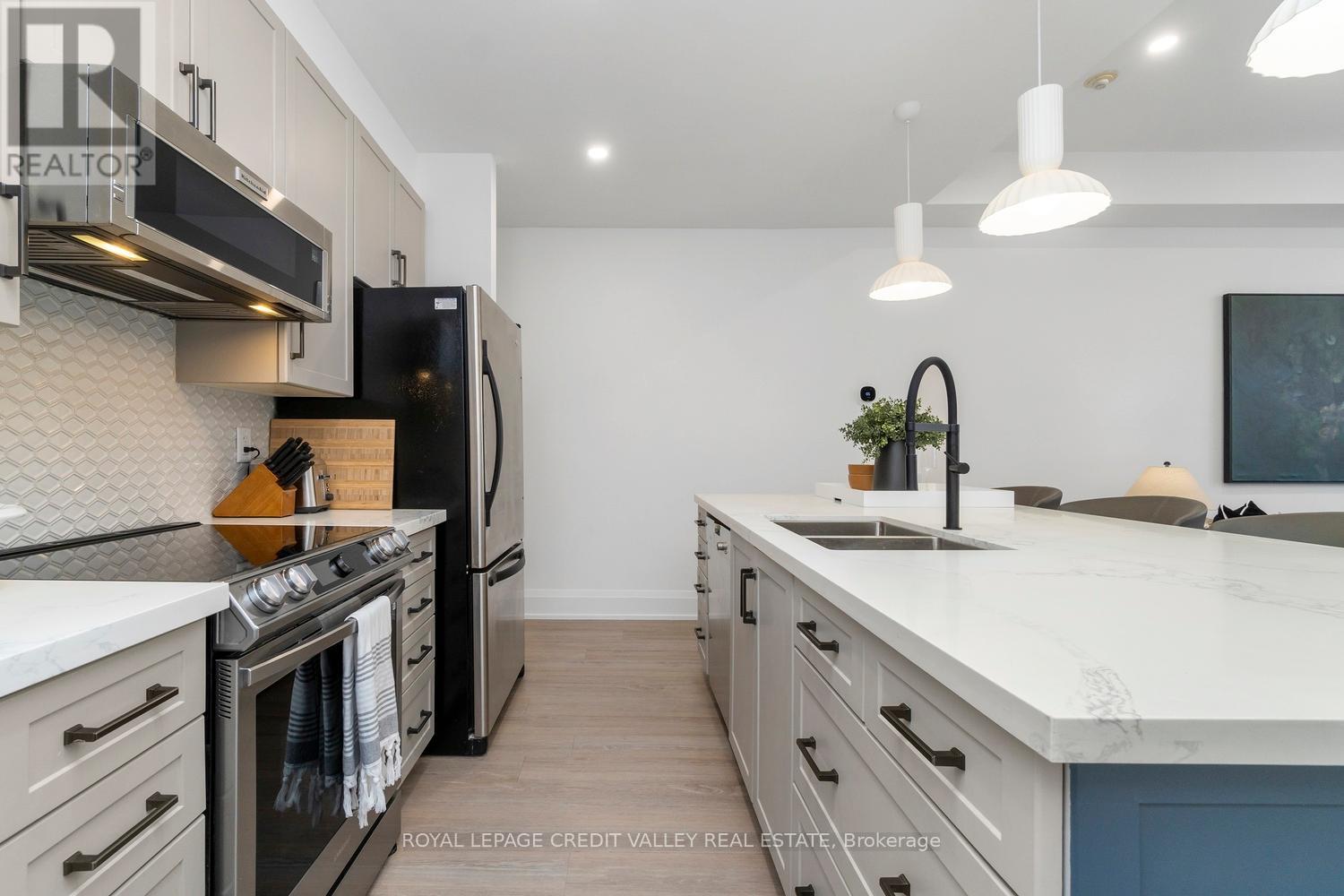 60 A TECUMSETH STREET - 17