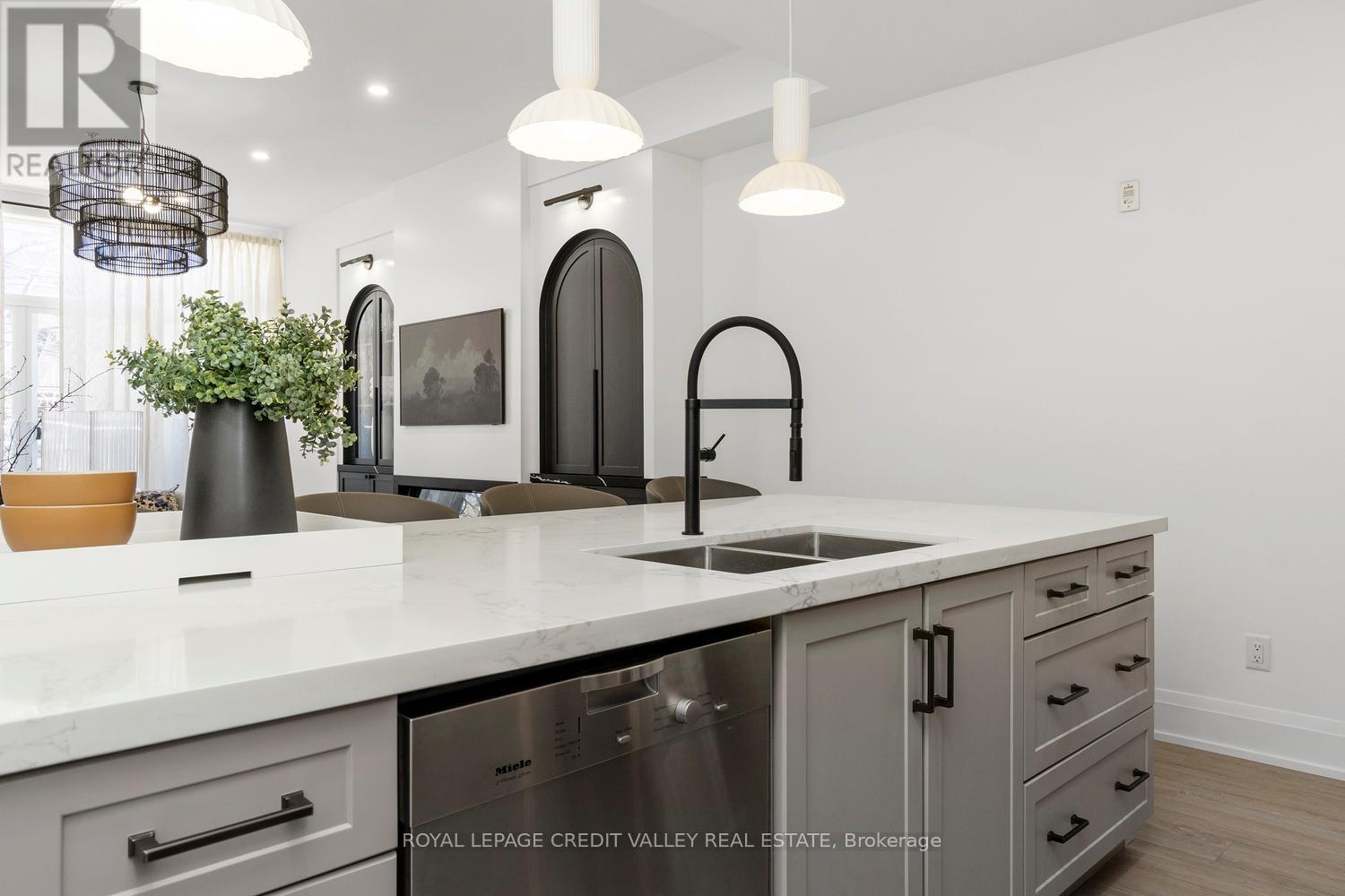 60 A TECUMSETH STREET - 20