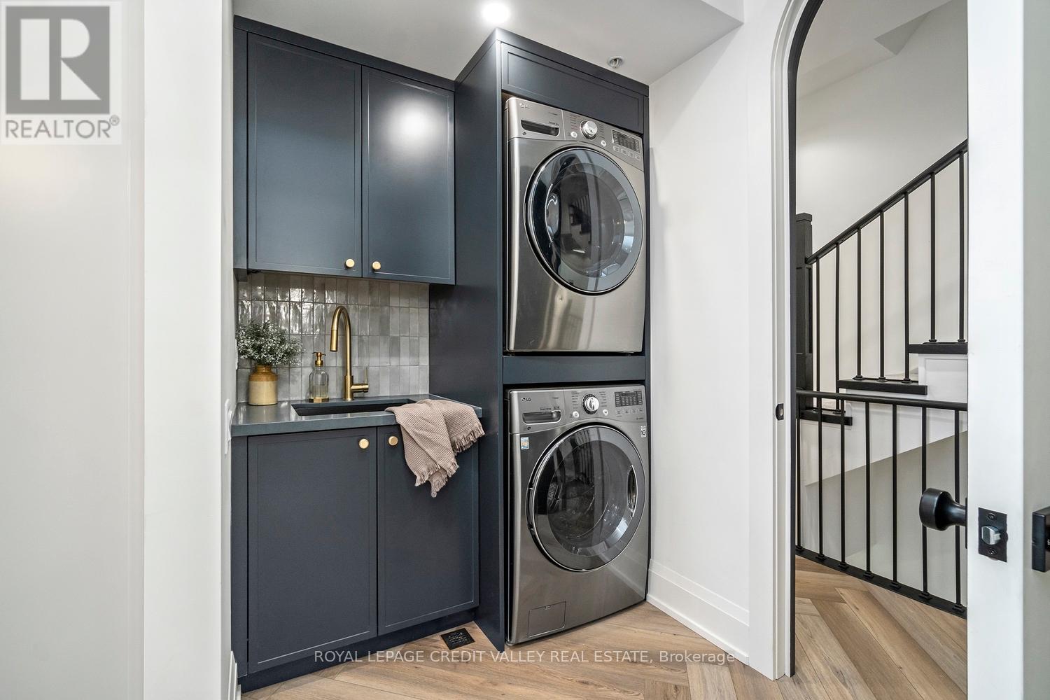 60 A TECUMSETH STREET - 23
