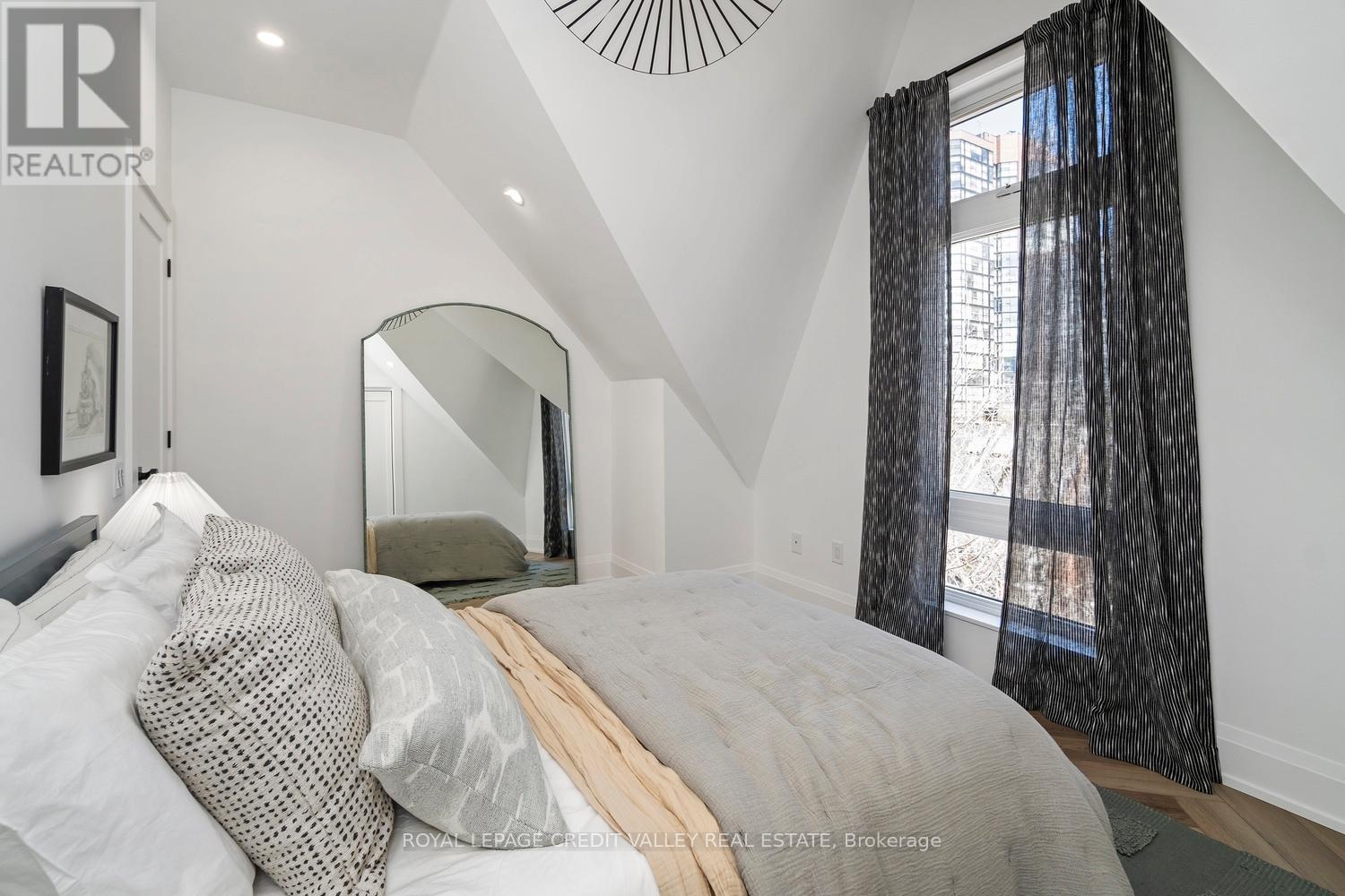 60 A TECUMSETH STREET - 32