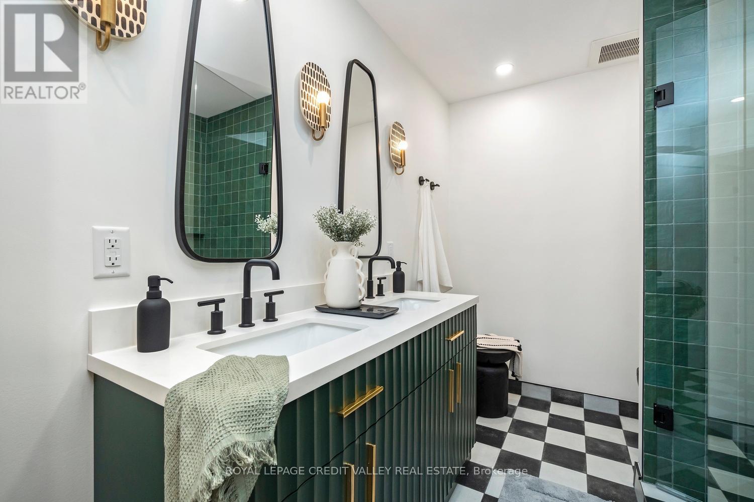60 A TECUMSETH STREET - 33
