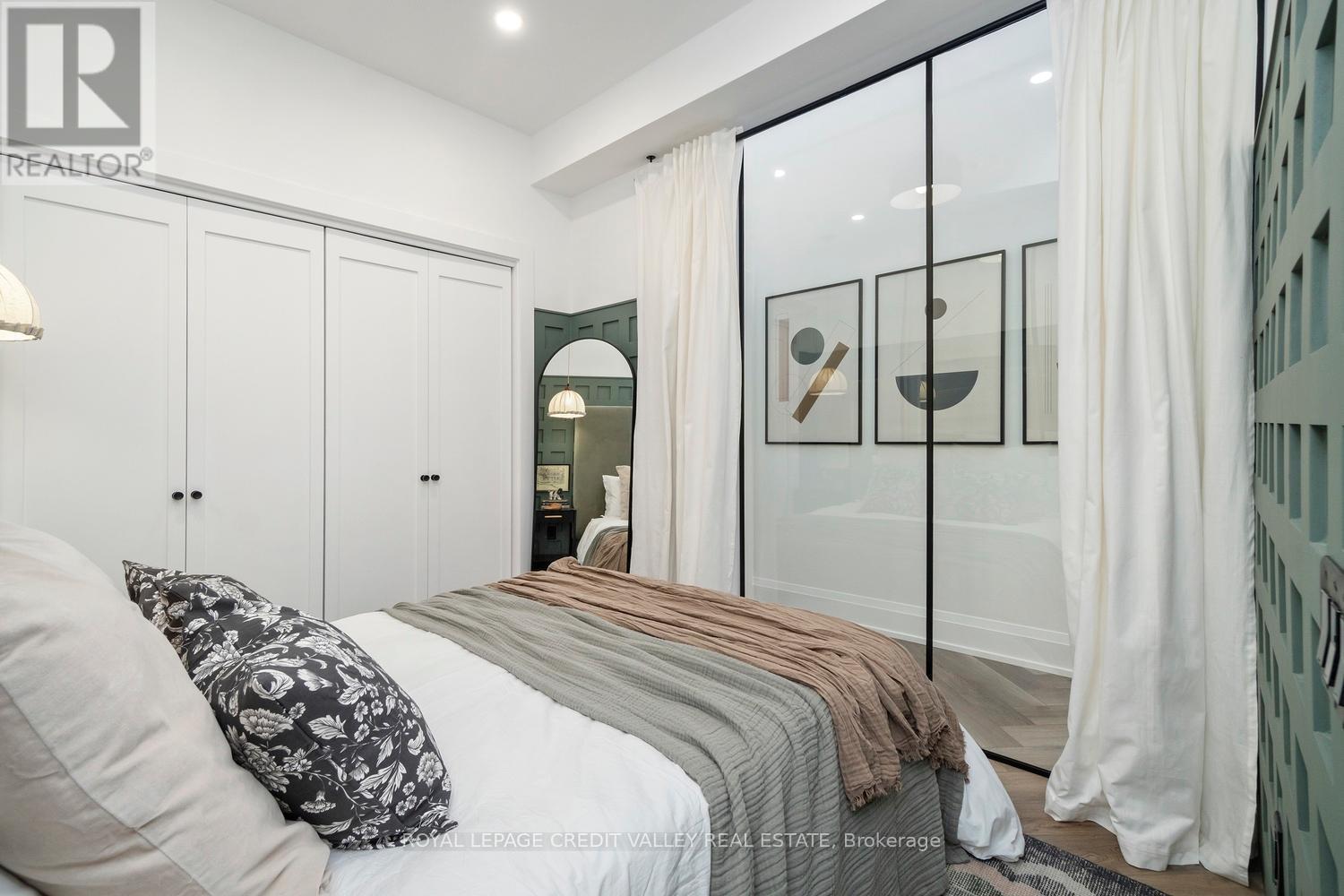 60 A TECUMSETH STREET - 36