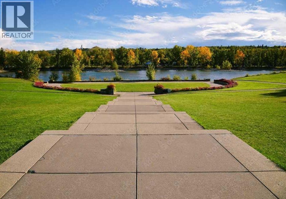 Single Family House for Sale in   Avenue NW Bowness Calgary 