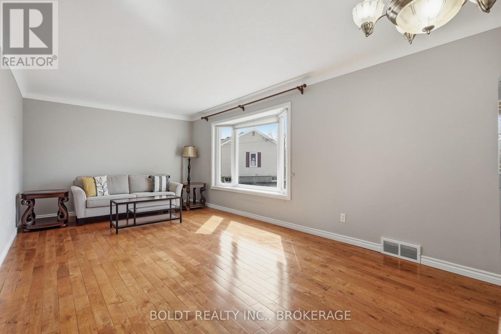 16 GRAMMAR AVENUE - 13