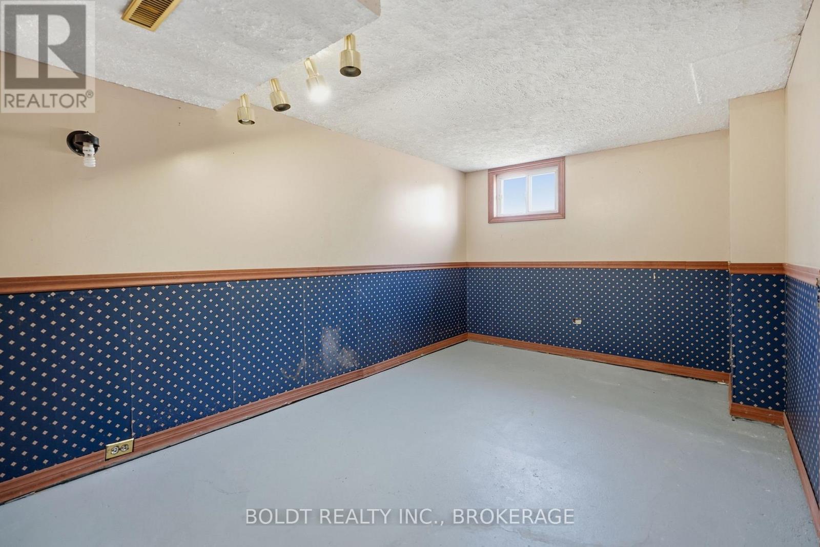 16 GRAMMAR AVENUE - 33