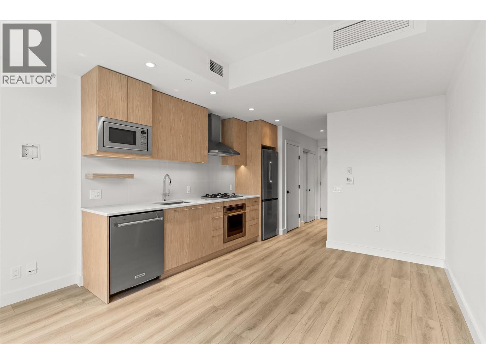 #204 3051 Abbott Street - 5