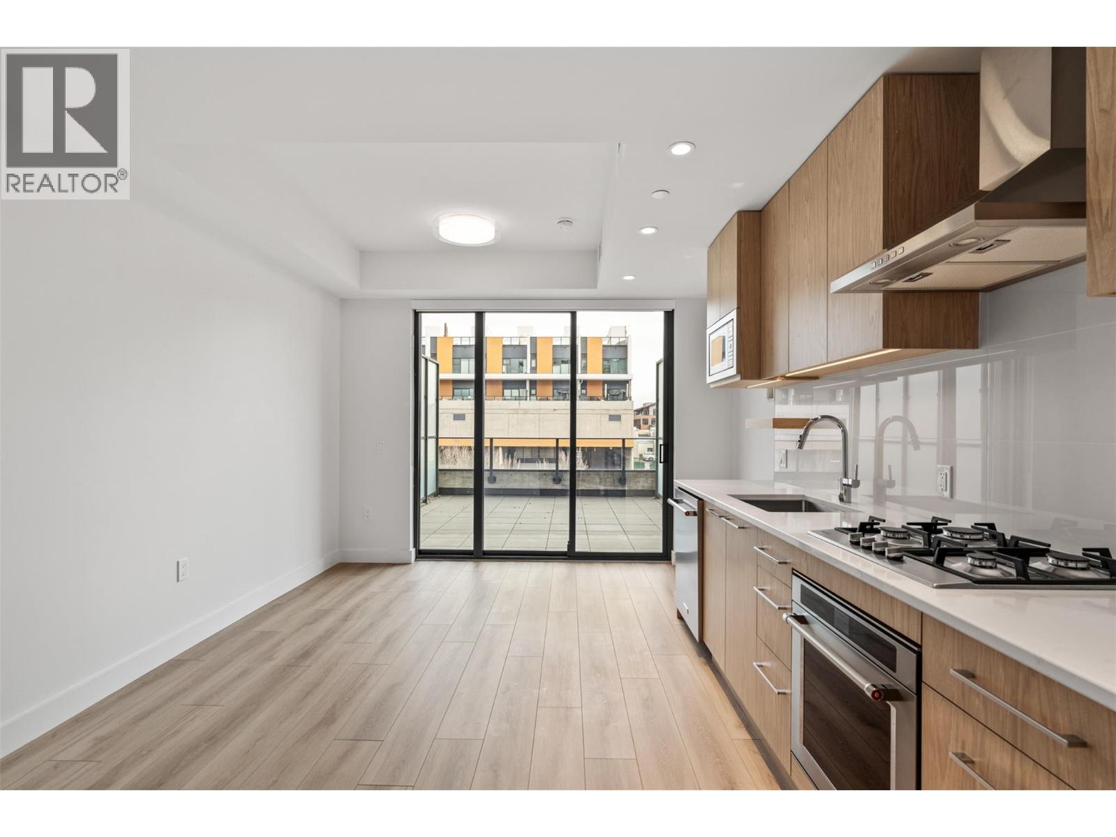 #204 3051 Abbott Street - 8