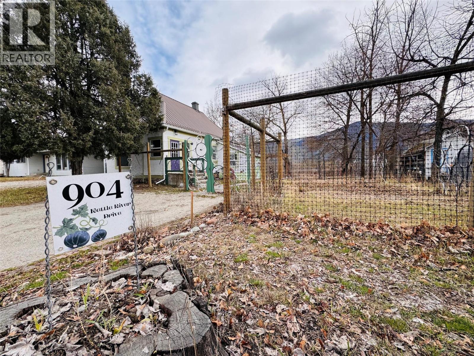 904 KETTLE RIVER Drive, Grand Forks