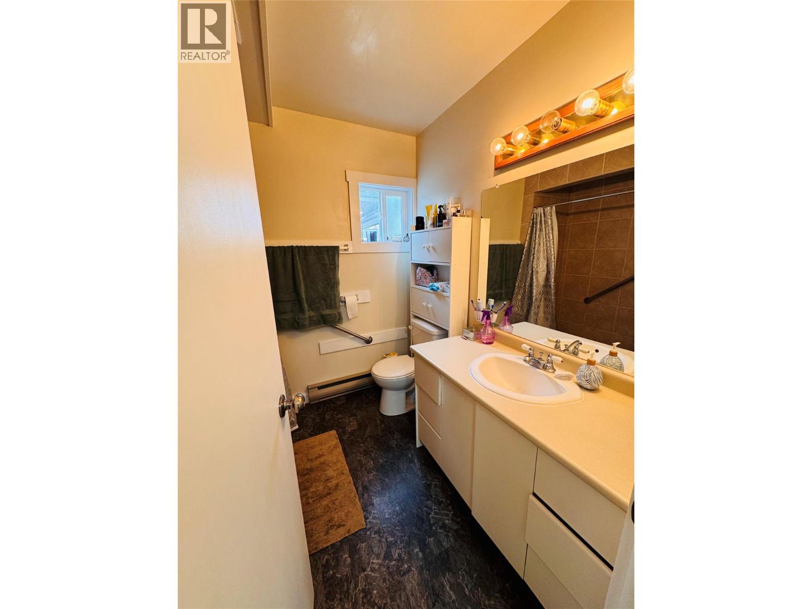 904 KETTLE RIVER Drive, Grand Forks