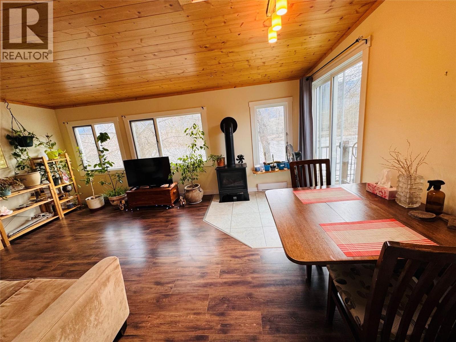 904 KETTLE RIVER Drive, Grand Forks