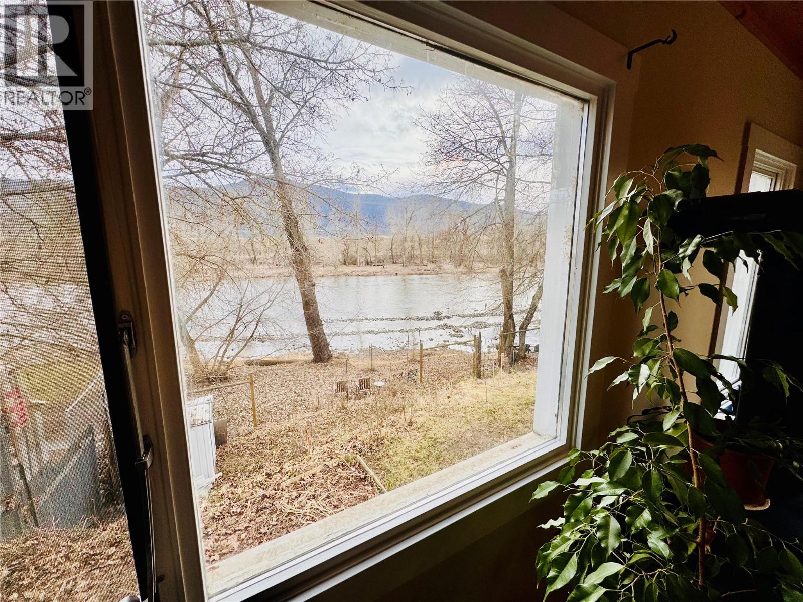 904 KETTLE RIVER Drive, Grand Forks