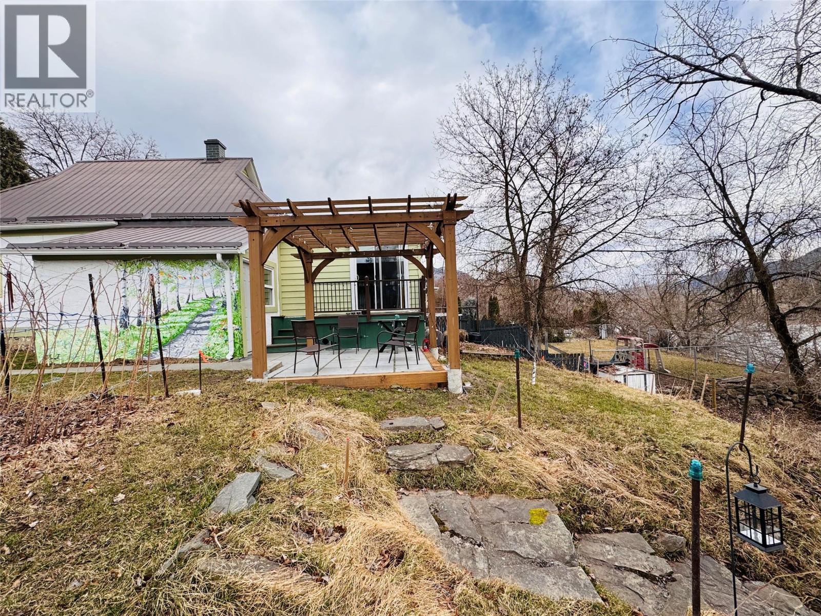 904 KETTLE RIVER Drive, Grand Forks