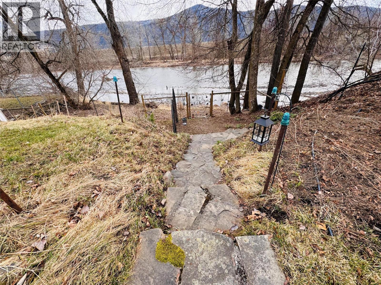 904 KETTLE RIVER Drive, Grand Forks