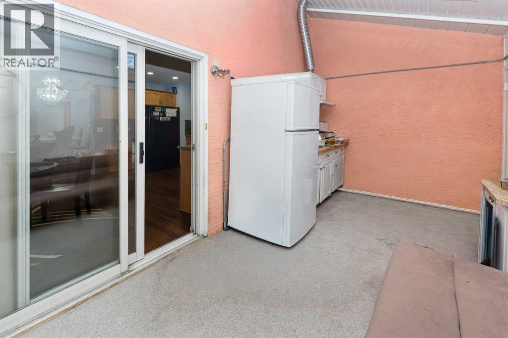 Single Family House 4 Level for Sale in  Coral Sands Place NE Coral Springs Calgary 