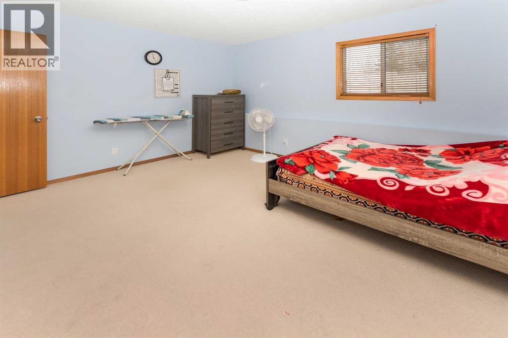 Single Family House 4 Level for Sale in  Coral Sands Place NE Coral Springs Calgary 