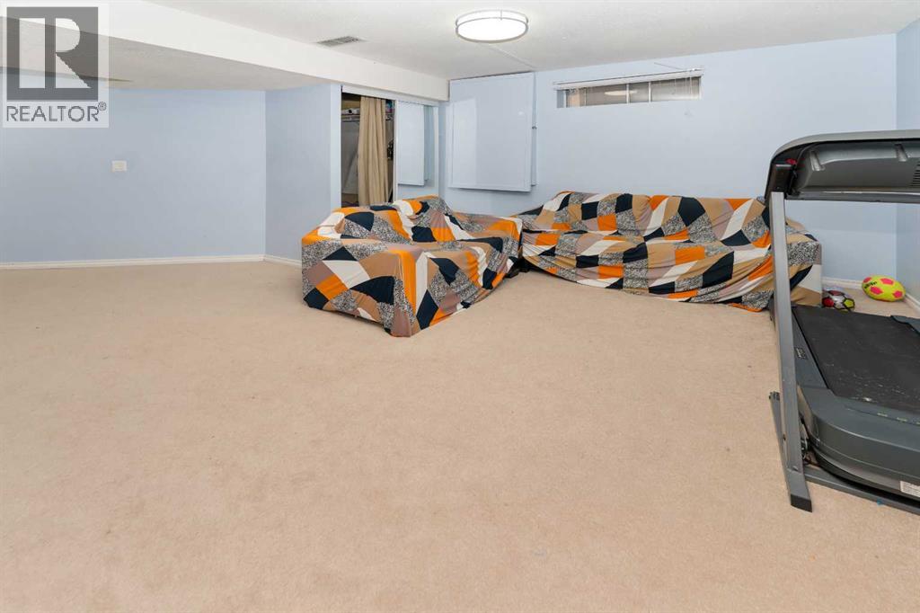 Single Family House 4 Level for Sale in  Coral Sands Place NE Coral Springs Calgary 