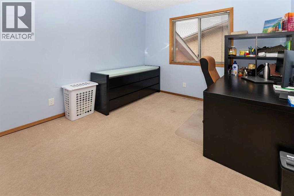 Single Family House 4 Level for Sale in  Coral Sands Place NE Coral Springs Calgary 