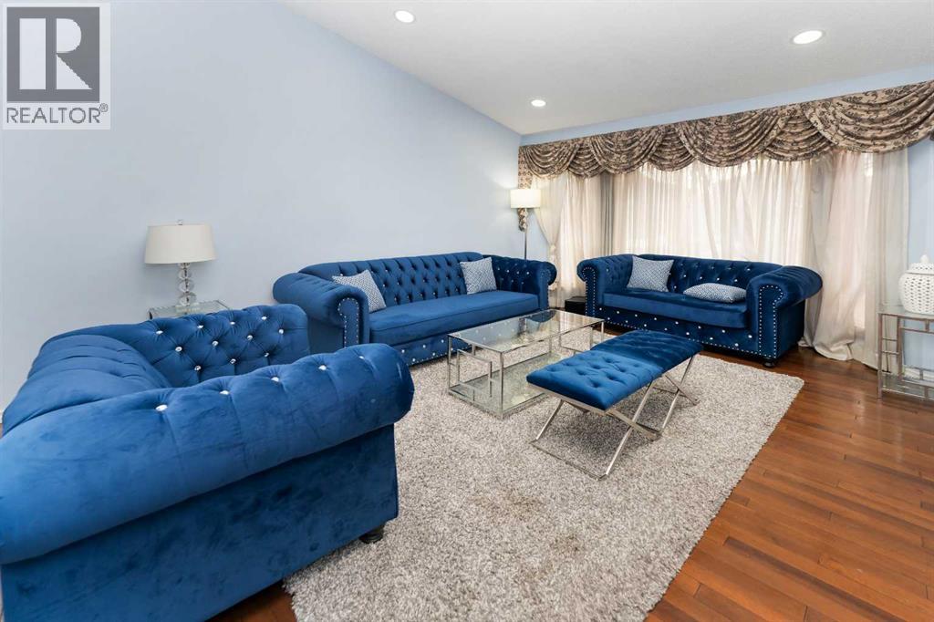 Single Family House 4 Level for Sale in  Coral Sands Place NE Coral Springs Calgary 