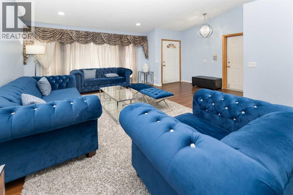 Single Family House 4 Level for Sale in  Coral Sands Place NE Coral Springs Calgary 