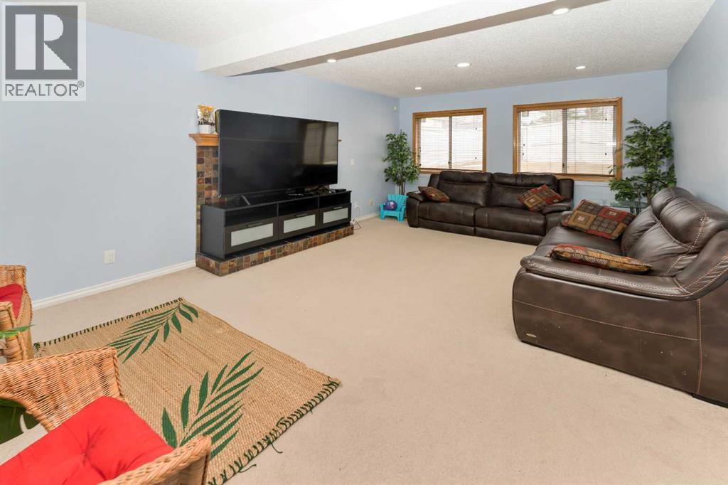 Single Family House 4 Level for Sale in  Coral Sands Place NE Coral Springs Calgary 