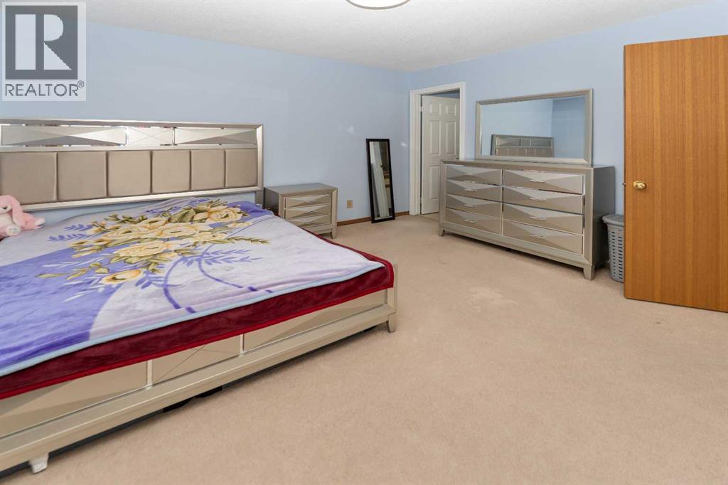 Single Family House 4 Level for Sale in  Coral Sands Place NE Coral Springs Calgary 