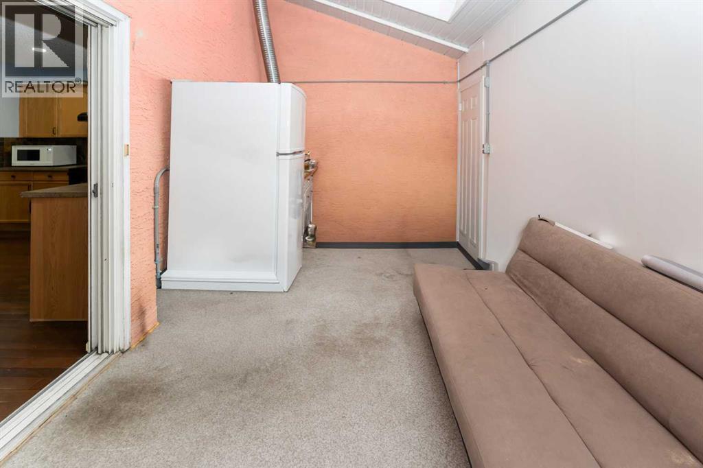 Single Family House 4 Level for Sale in  Coral Sands Place NE Coral Springs Calgary 