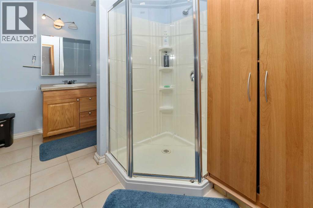 Single Family House 4 Level for Sale in  Coral Sands Place NE Coral Springs Calgary 