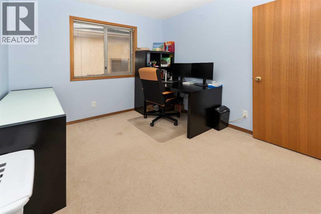 Single Family House 4 Level for Sale in  Coral Sands Place NE Coral Springs Calgary 