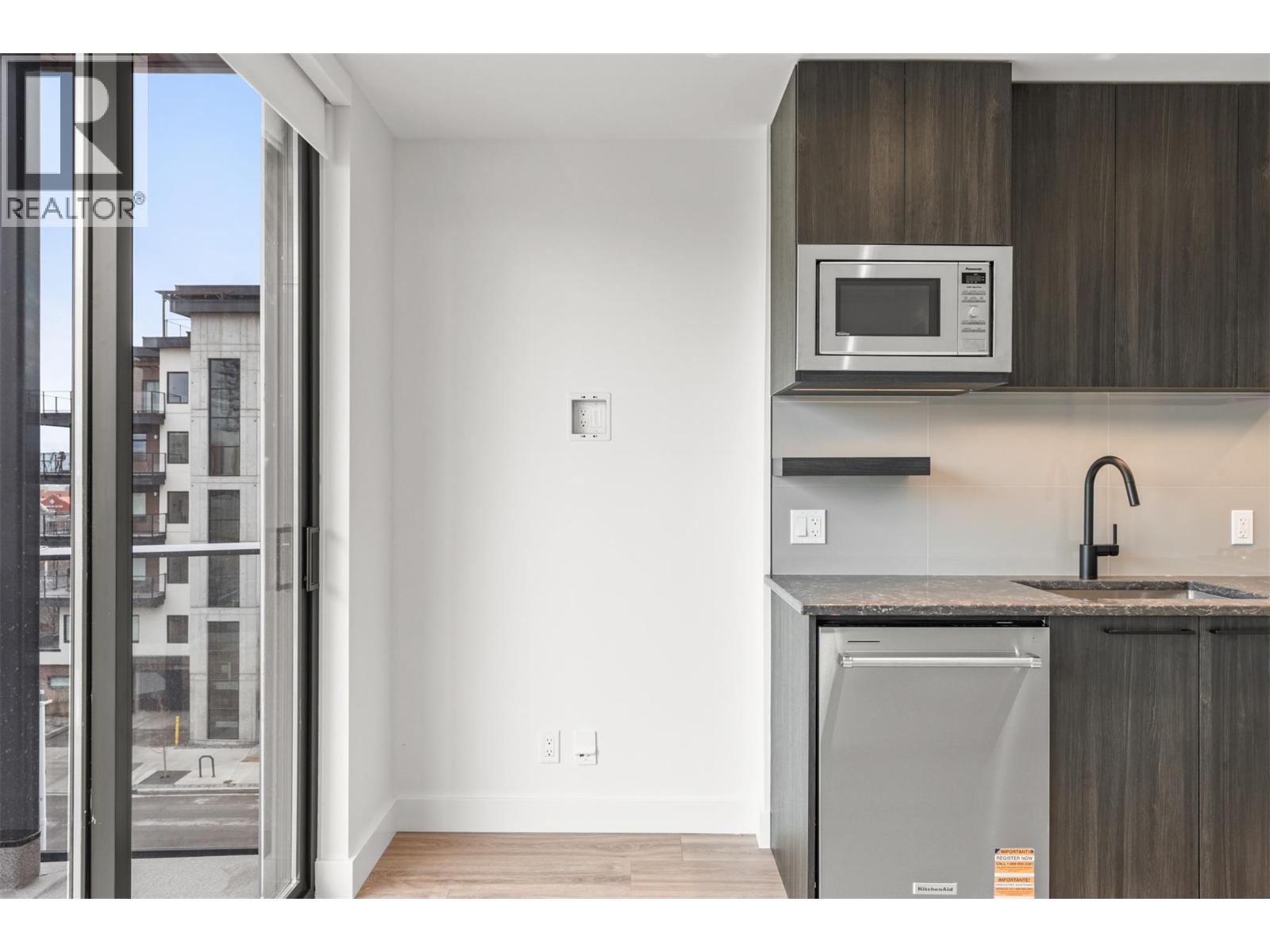 #409 3051 Abbott Street - 8