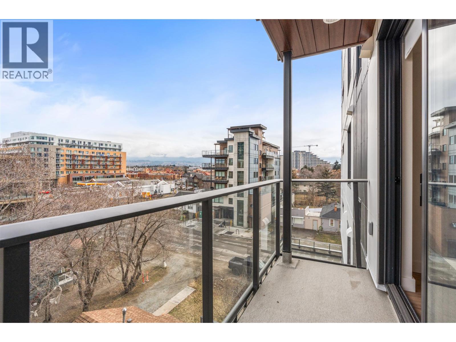 #409 3051 Abbott Street - 16