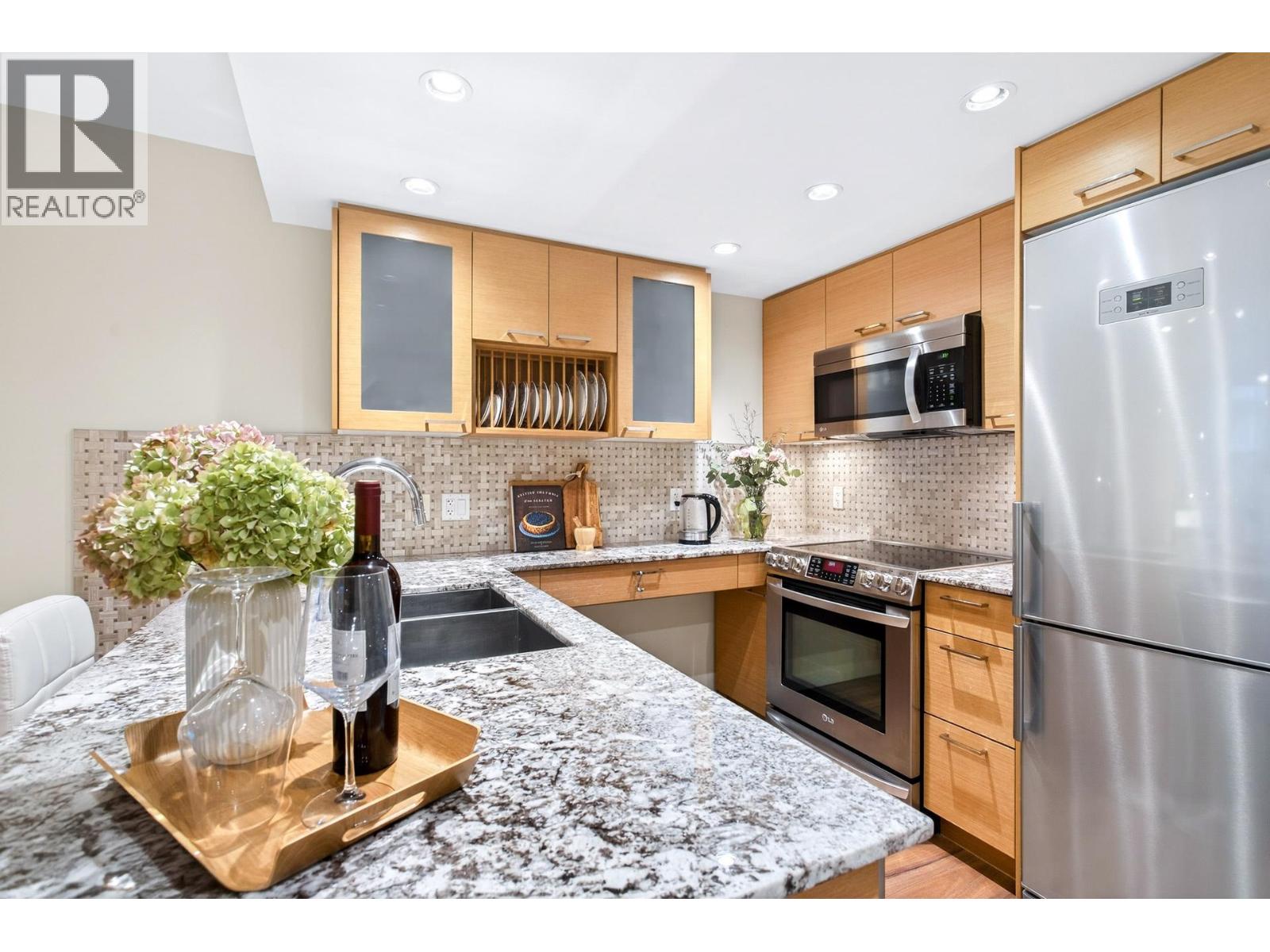 413 135 E 17TH STREET, North Vancouver