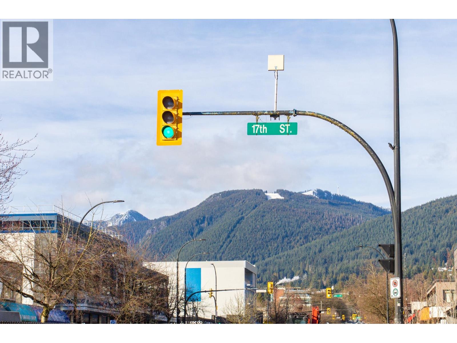 413 135 E 17TH STREET, North Vancouver