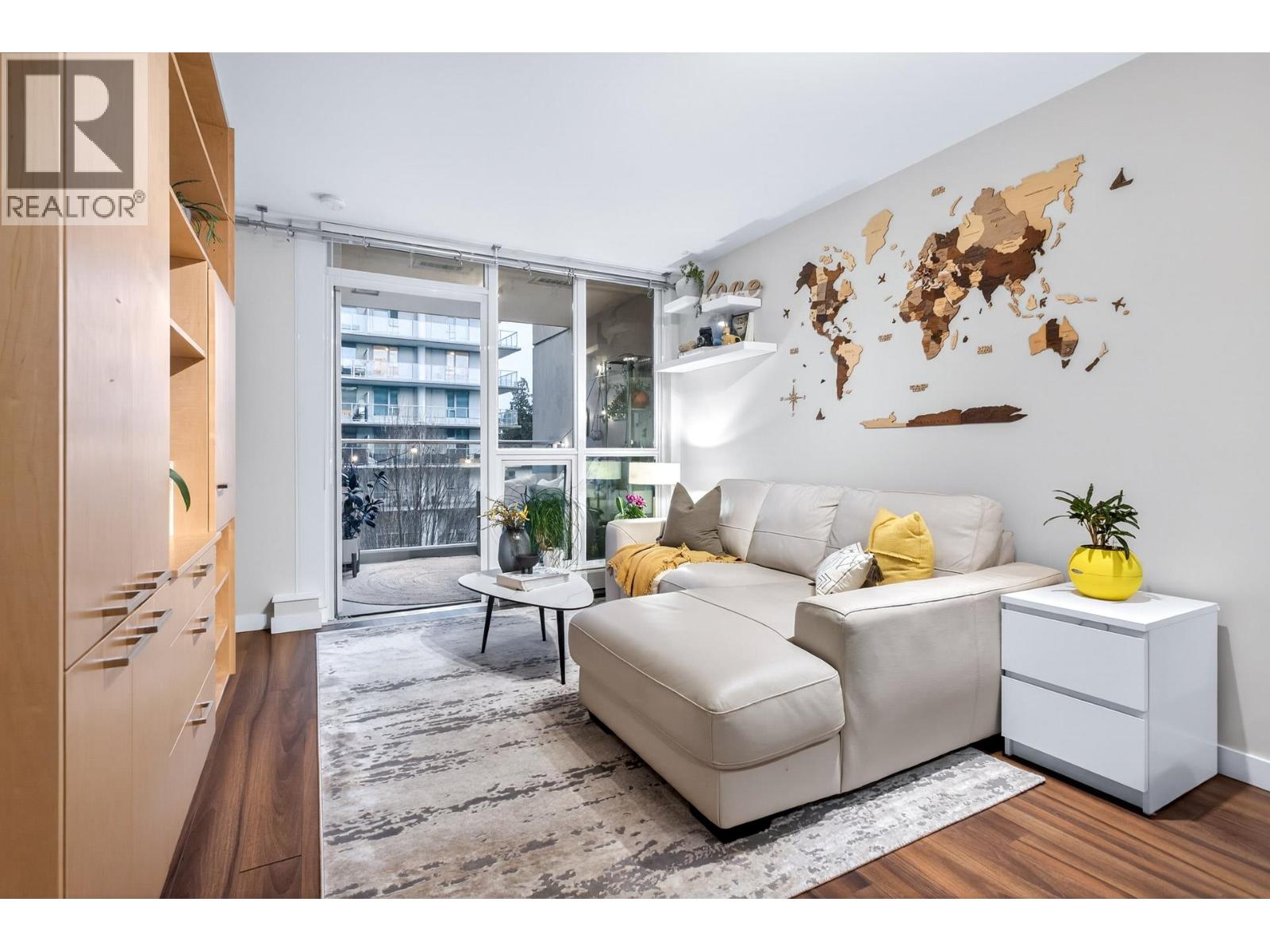 413 135 E 17TH STREET, North Vancouver