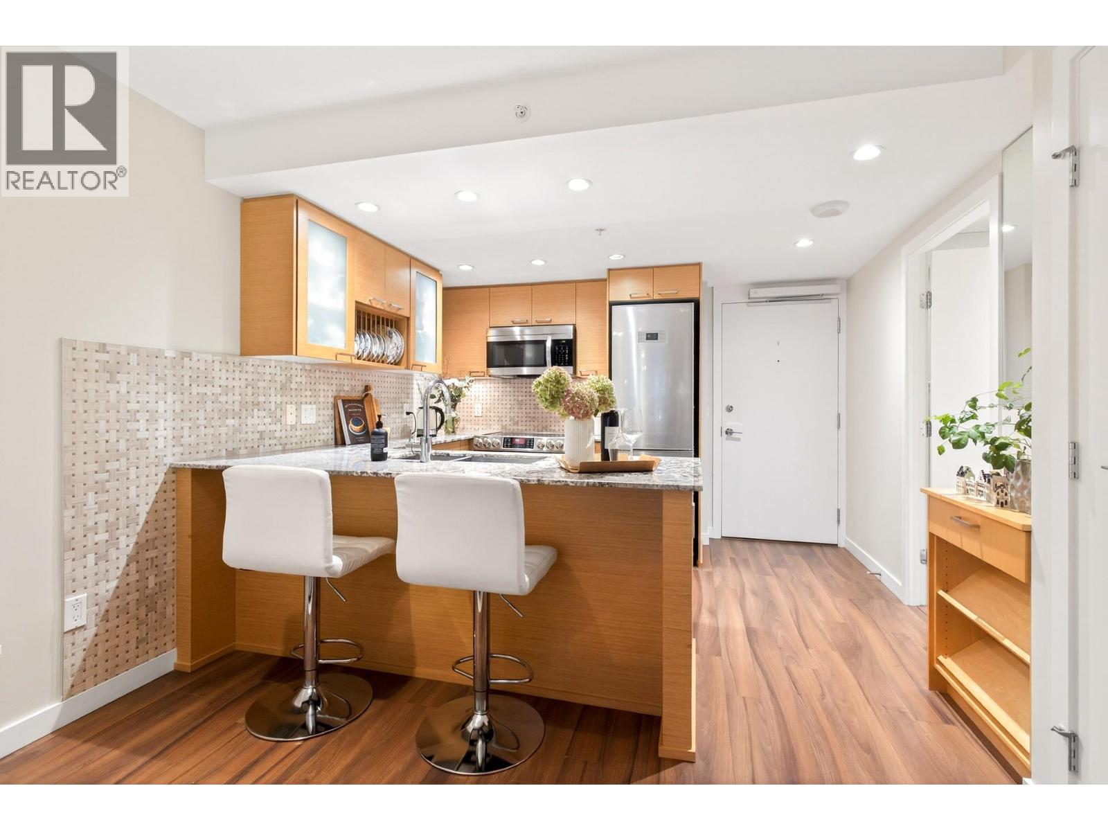 413 135 E 17TH STREET, North Vancouver