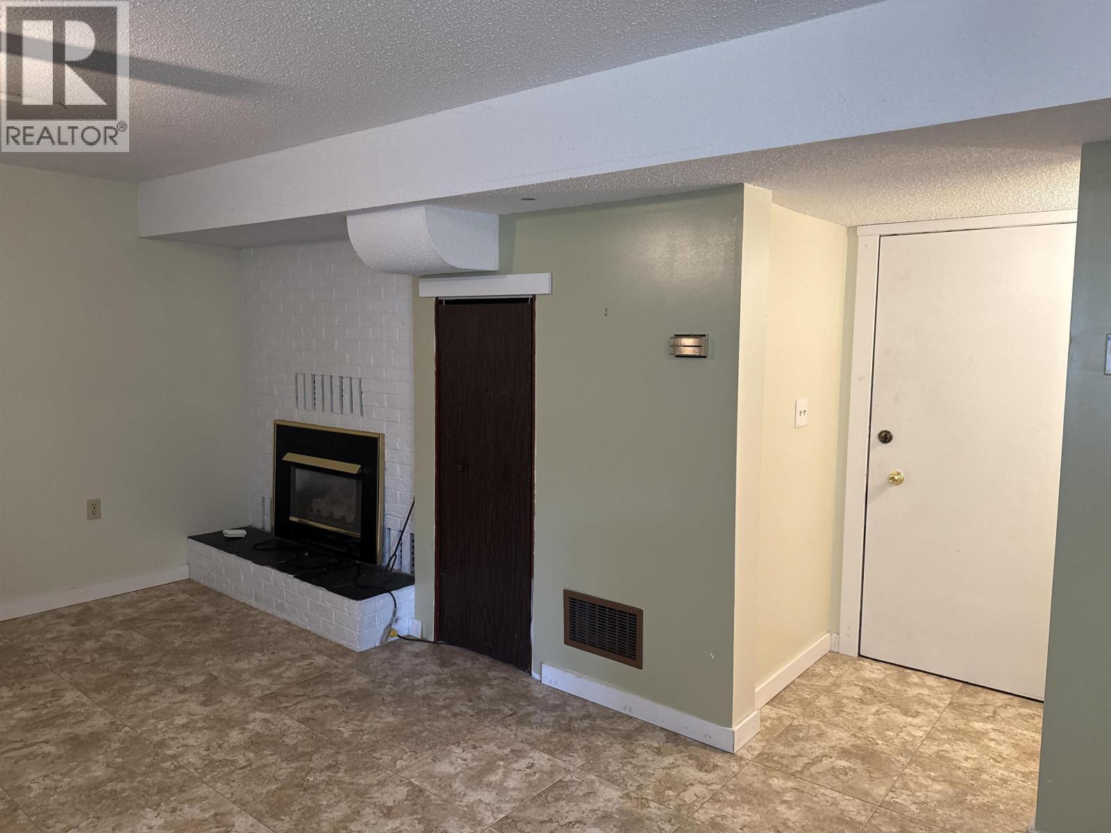 911 HESKETH ROAD - 19