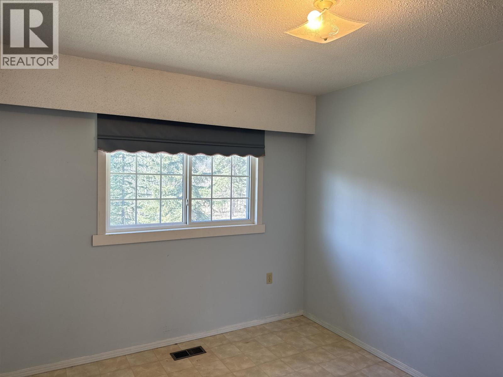 911 HESKETH ROAD - 25