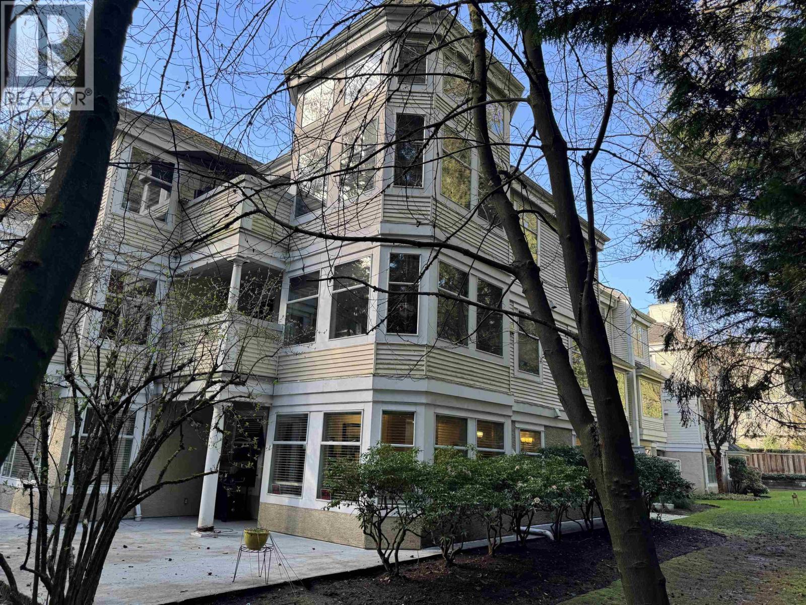 108 6860 RUMBLE STREET