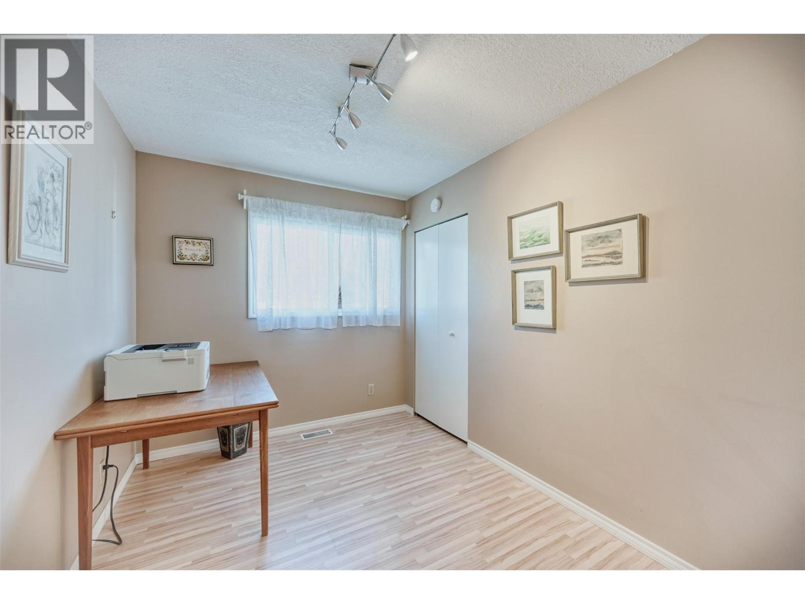 5883 FAIRVIEW Place, Oliver