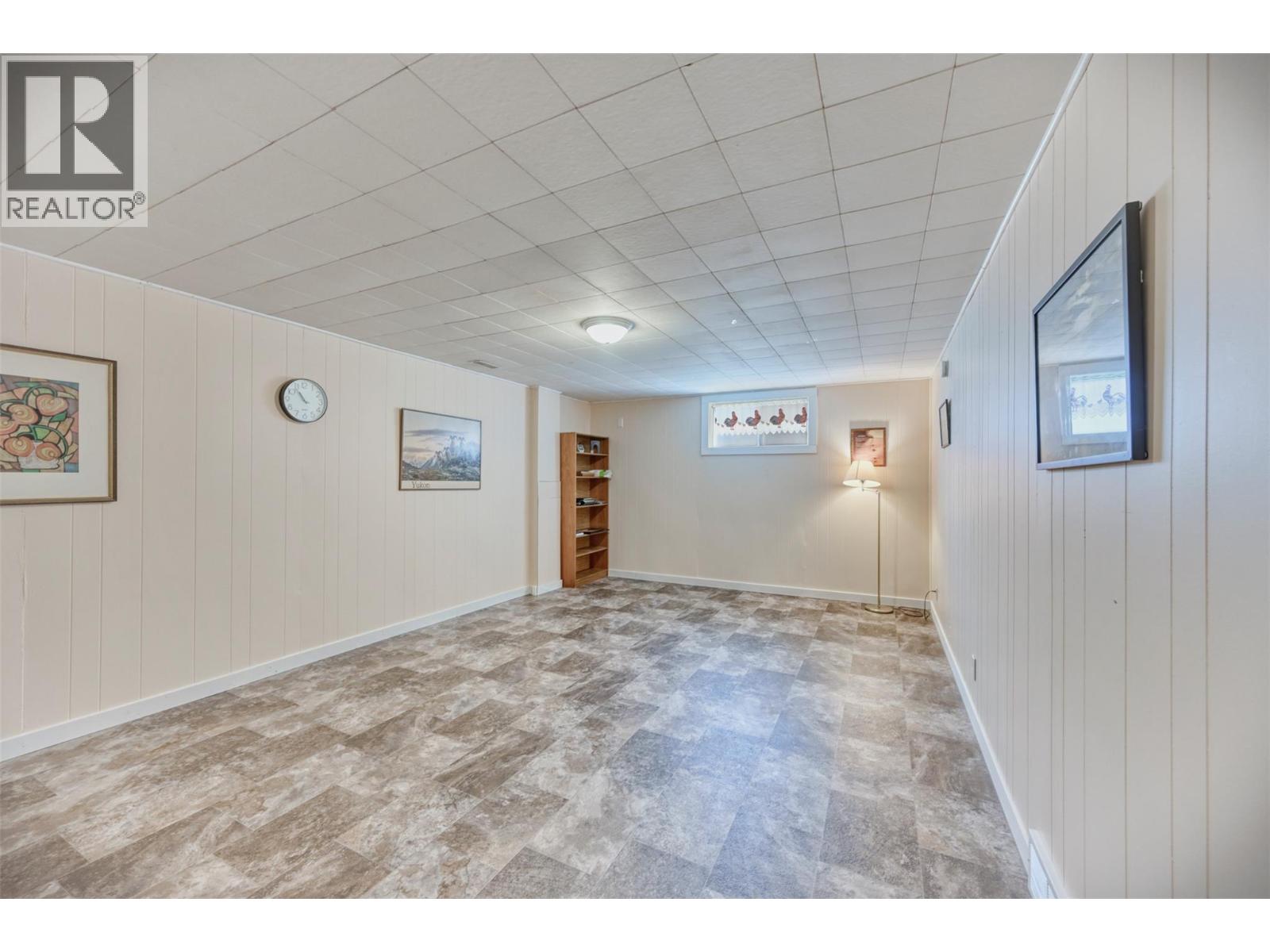 5883 FAIRVIEW Place, Oliver