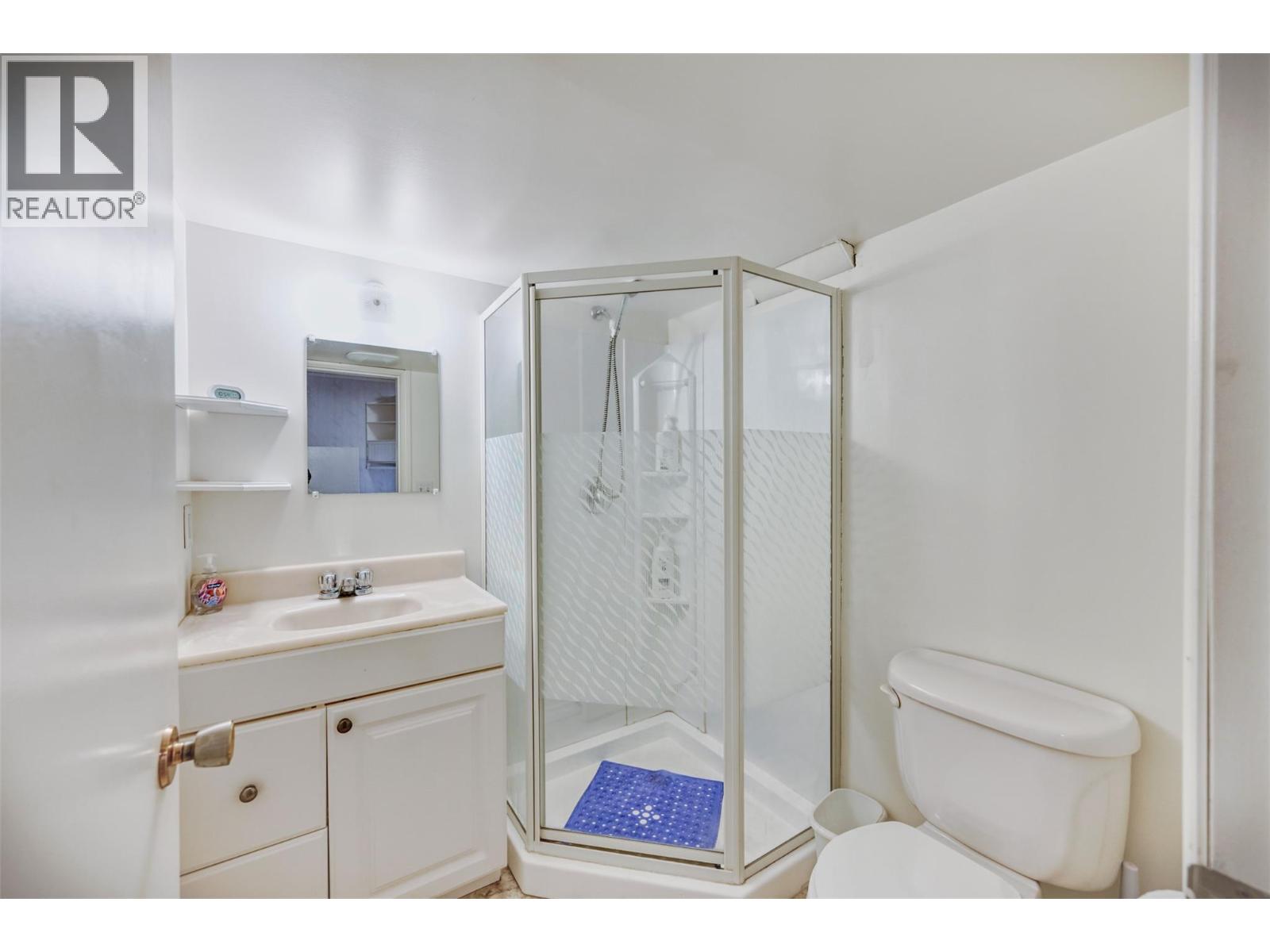 5883 FAIRVIEW Place, Oliver