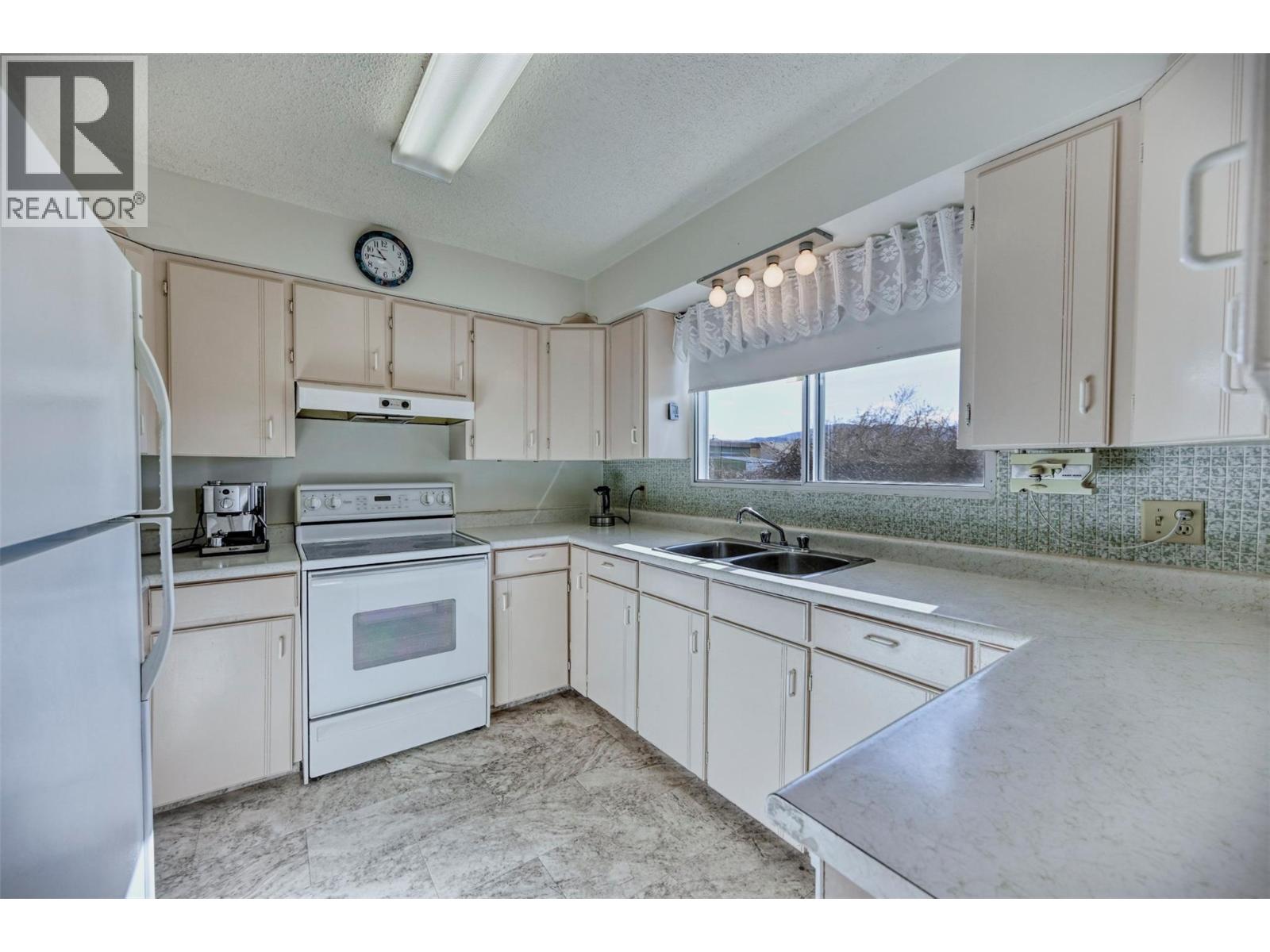 5883 FAIRVIEW Place, Oliver