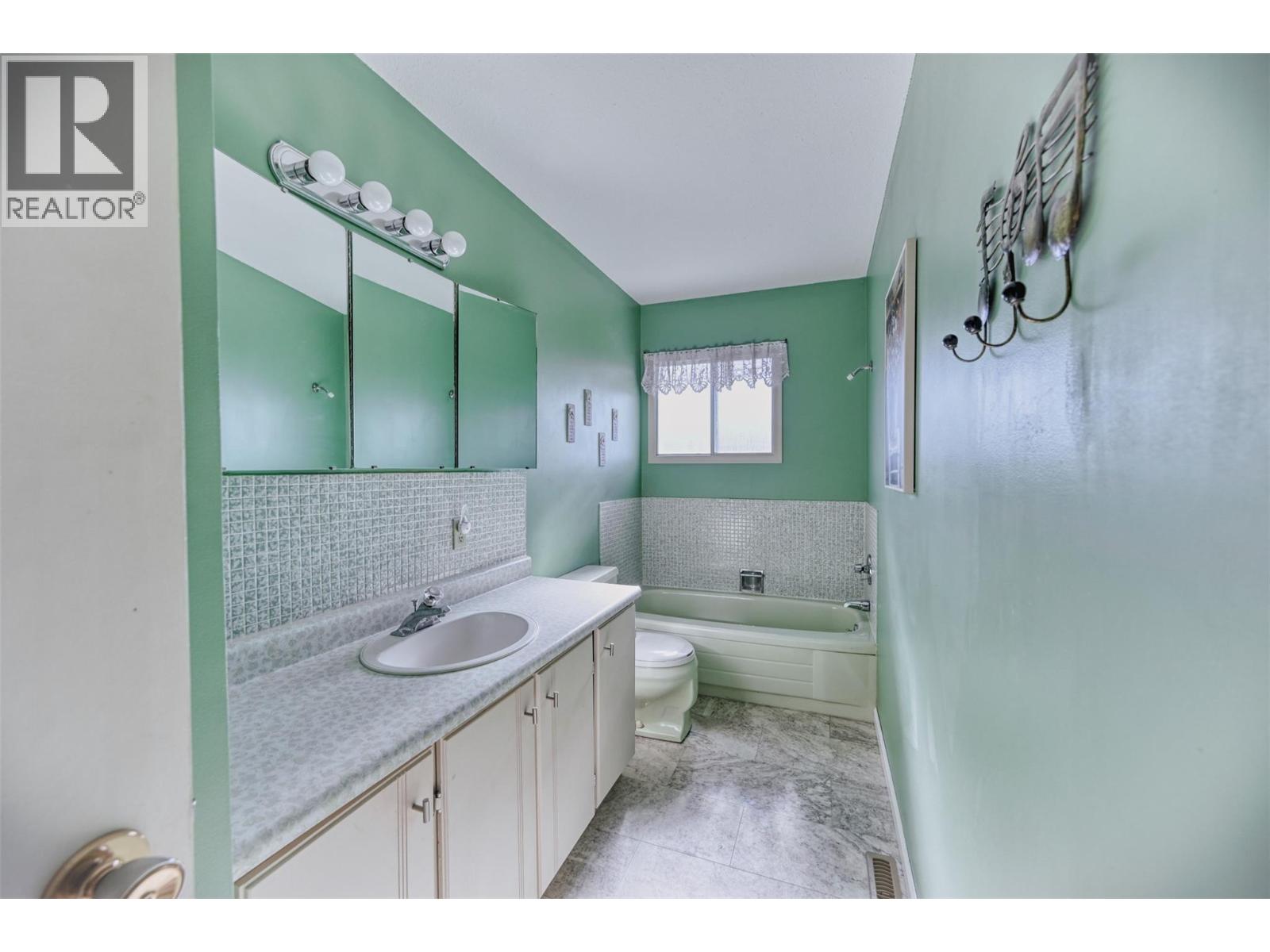 5883 FAIRVIEW Place, Oliver