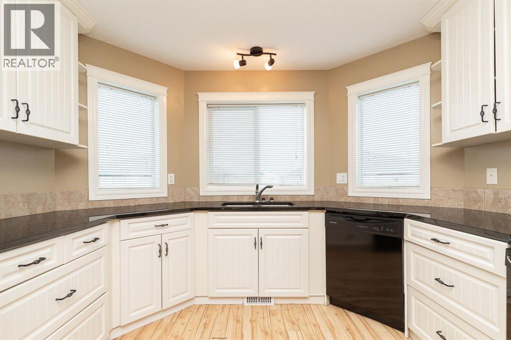 Single Family House for Sale in  Mt Sundance Manor W Sunridge Lethbridge 